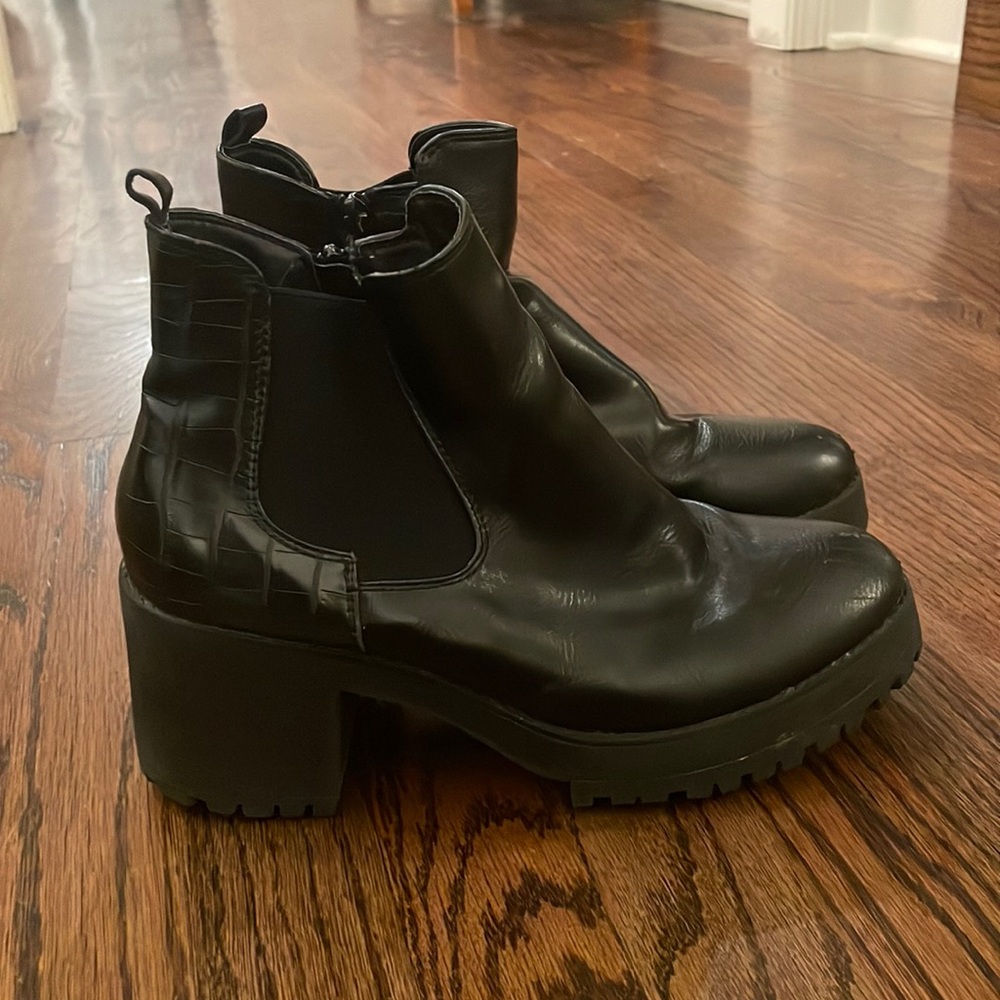 nasty gal chunky black booties. leather with subtle reptile detail on heel